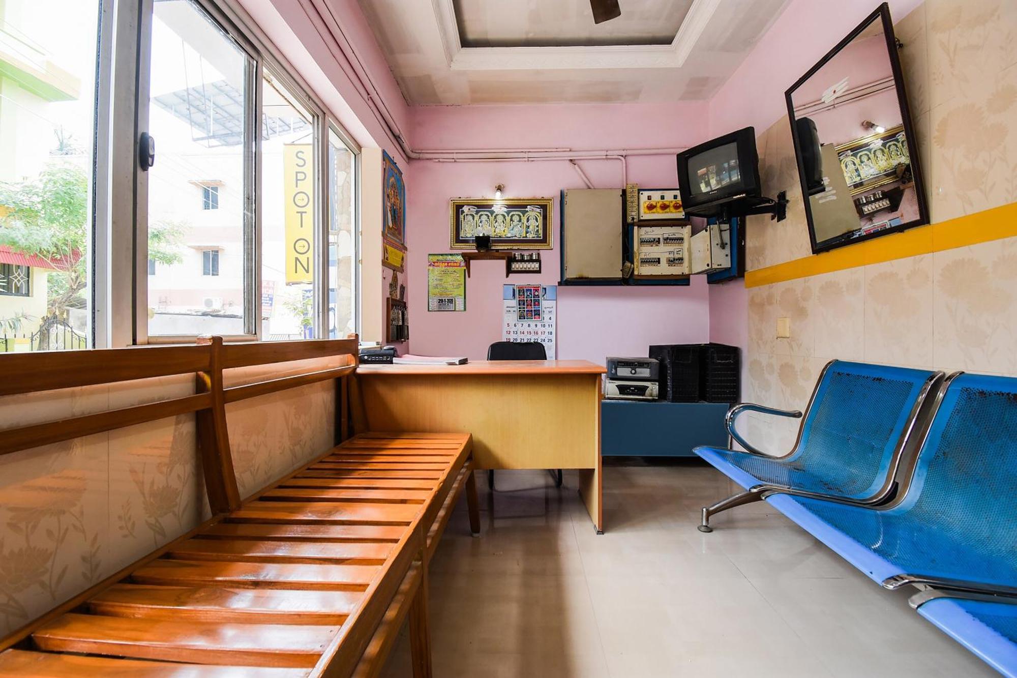 Hotel O K.S.Lodge Tribhuvanam エクステリア 写真
